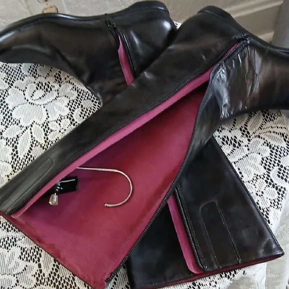 Taryn Rose Black Heeled Boots Sleek Leather Design